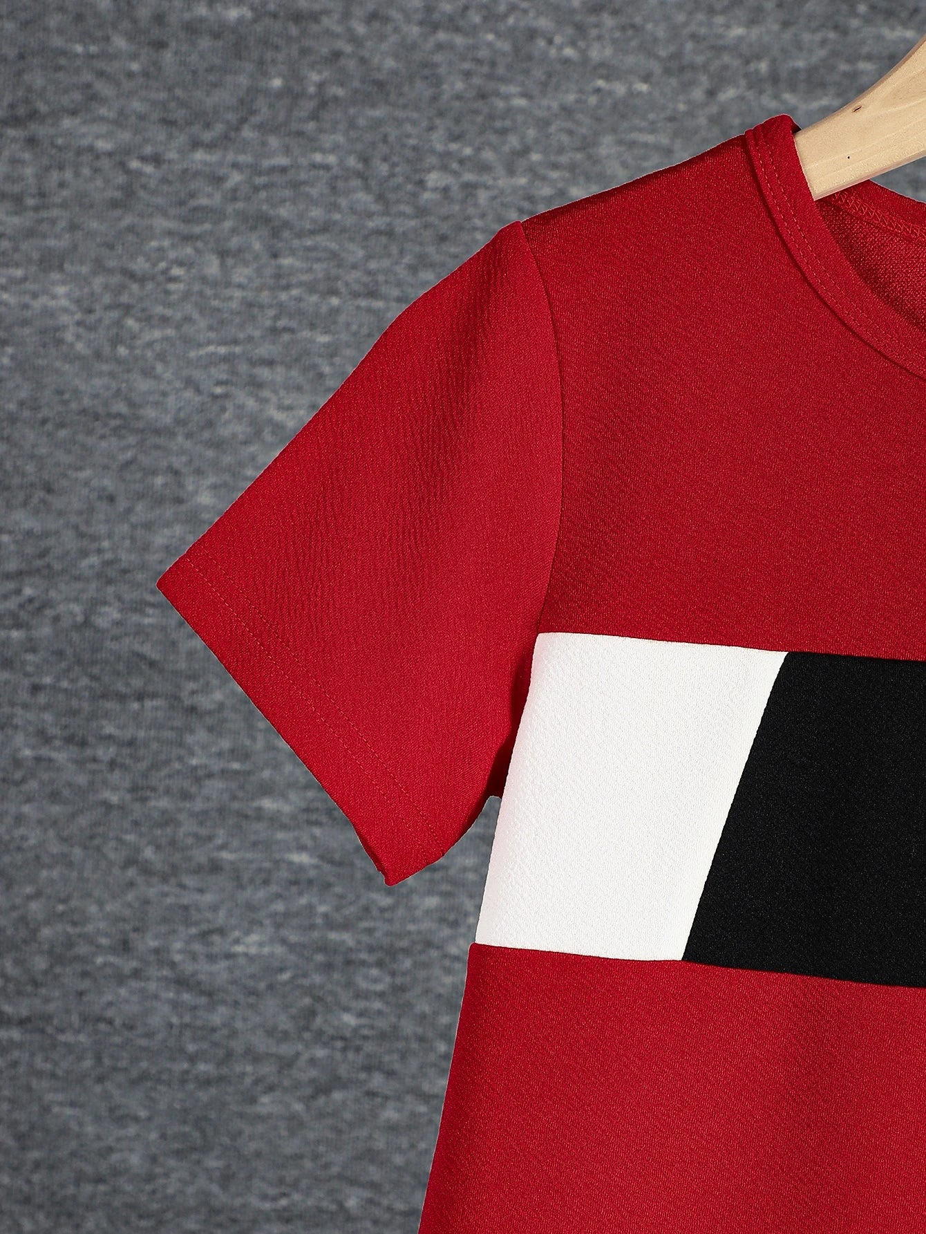 Boys Casual 2pcs Color block Short Sleeve T-shirt and Shorts Set in red with black and white block design