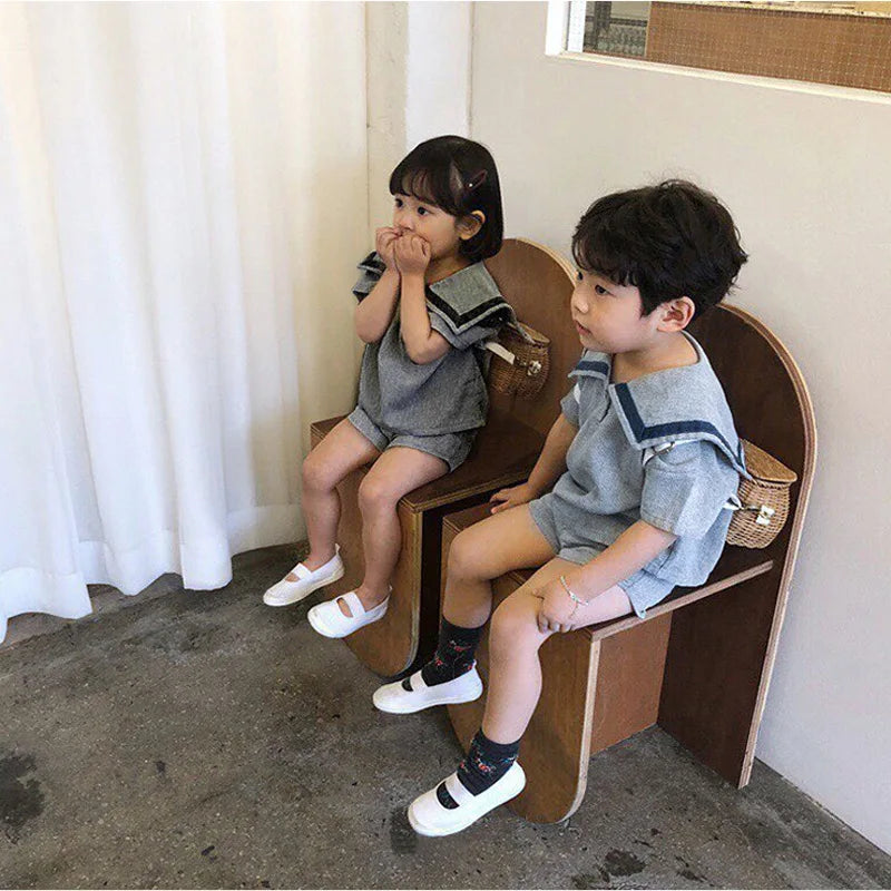 Children Clothing Sets Boys Girls Muslin Top Shorts 2pcs Cotton Baby Outfit worn by two kids sitting on wooden chairs