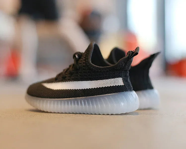 Fashion Kids Sneakers Breathable Non-slip Casual Running Shoes for Boys Girls in black with white stripe and translucent sole