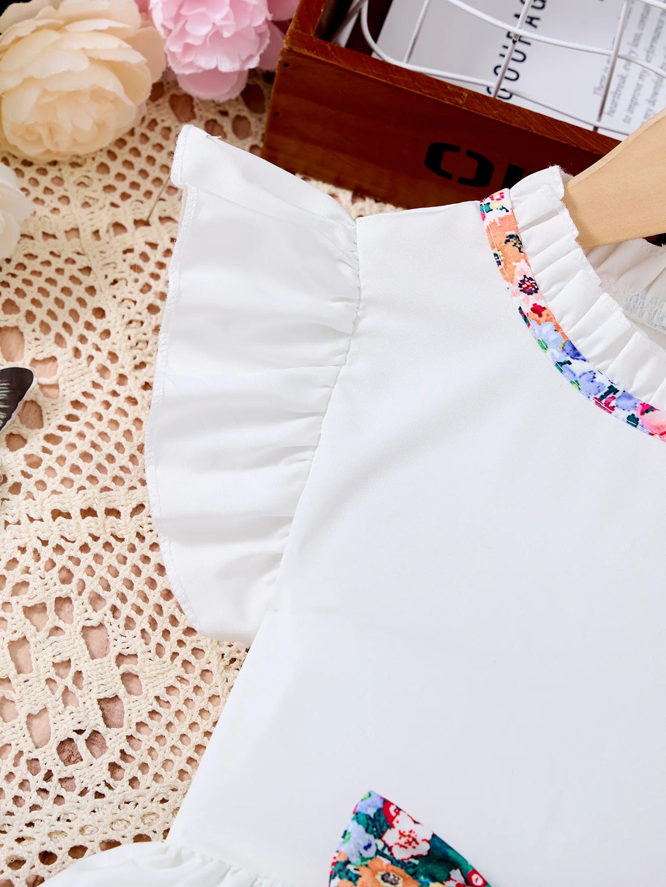 Kids Girls Summer Floral Dress with Bow white short sleeve casual outfit close-up of sleeve and floral neckline detail